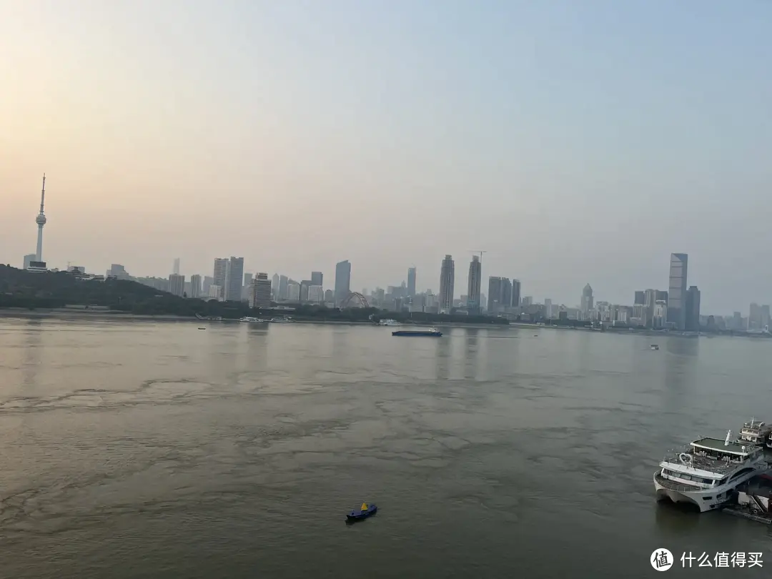 两个人的周末行：登黄鹤楼，看长江日落，品热干面
