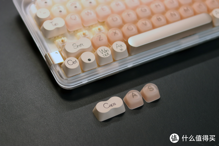 粉嫩高颜值，洛斐粉底液圆点机械键盘：「美」只是优点之一