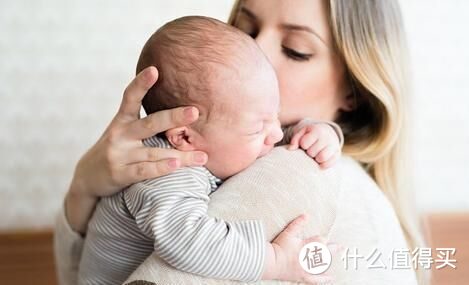 宝宝哭闹时为啥竖抱后立马就停止哭闹？原来和宝宝的智力发育有关
