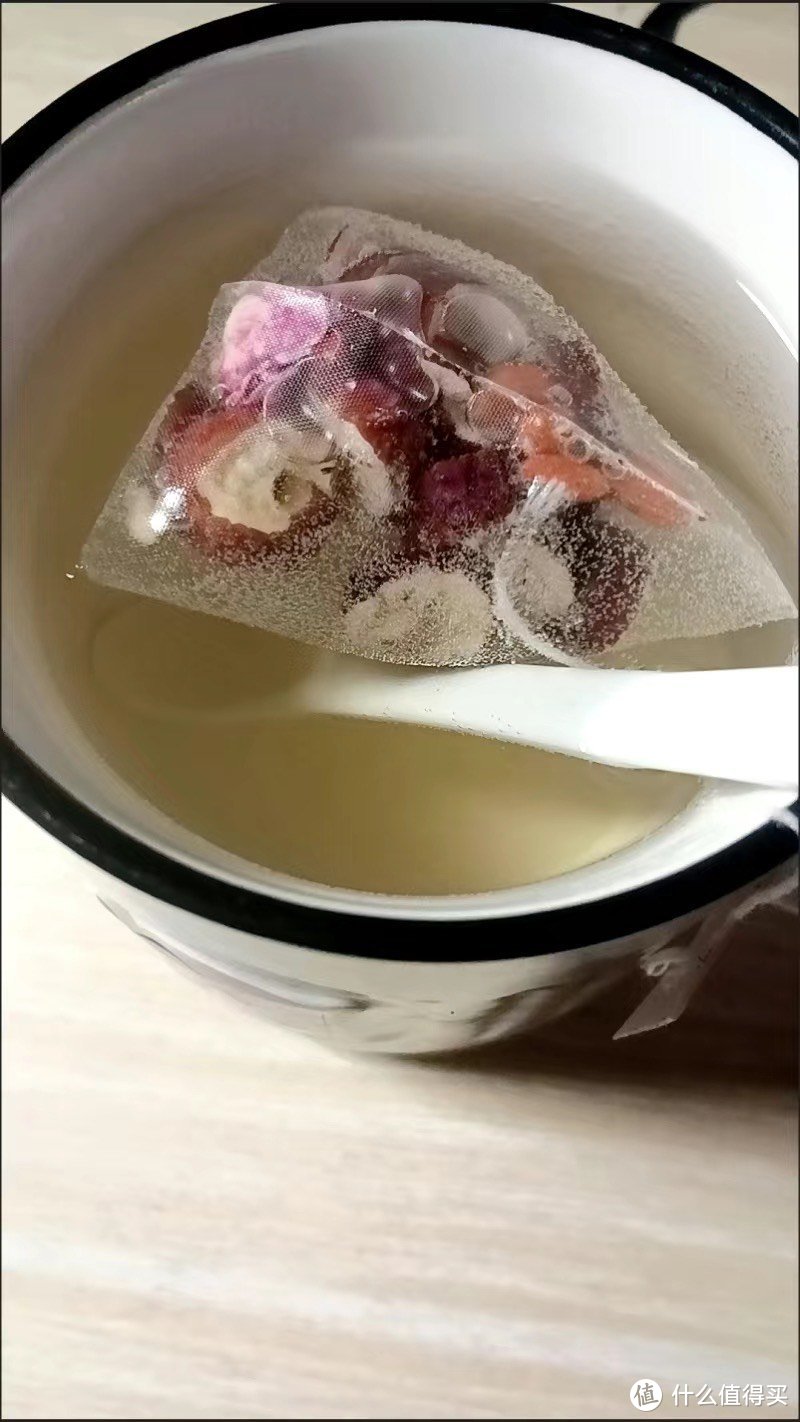 冬天煮一杯桑葚枸杞茶很不错