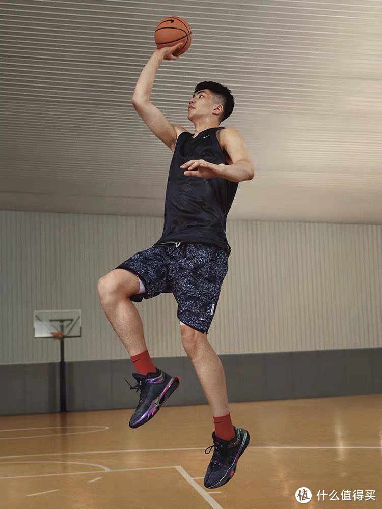 NIKE AIR ZOOM G.T.JUMP 2 EP男子篮球鞋：助你飞越天际的梦想之选