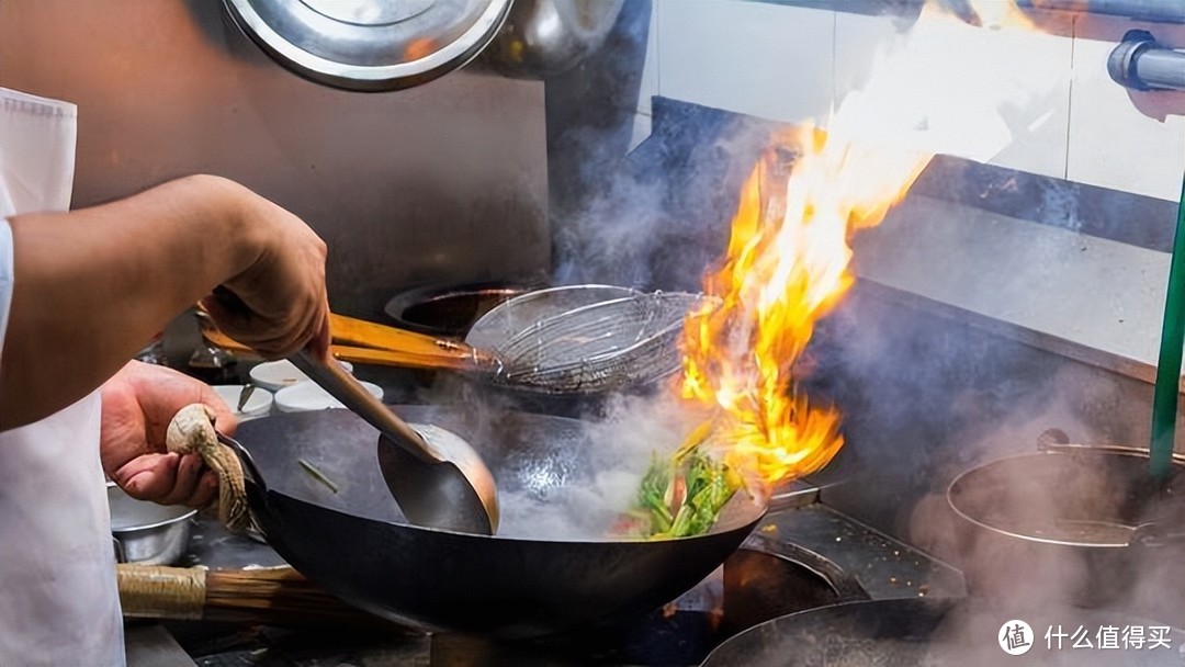 “毒铁锅”遭央视多次曝光，美食变毒药，炒锅到底应该怎么选？