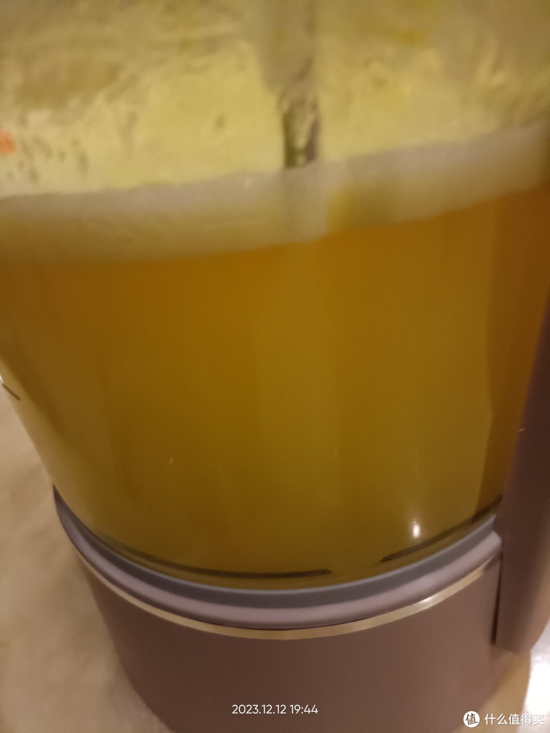 这是刚开始测试榨的橙子皮汁水，很细腻，很香，上面的泡沫百度是说转速快所以搅打过程混入空气造成的
