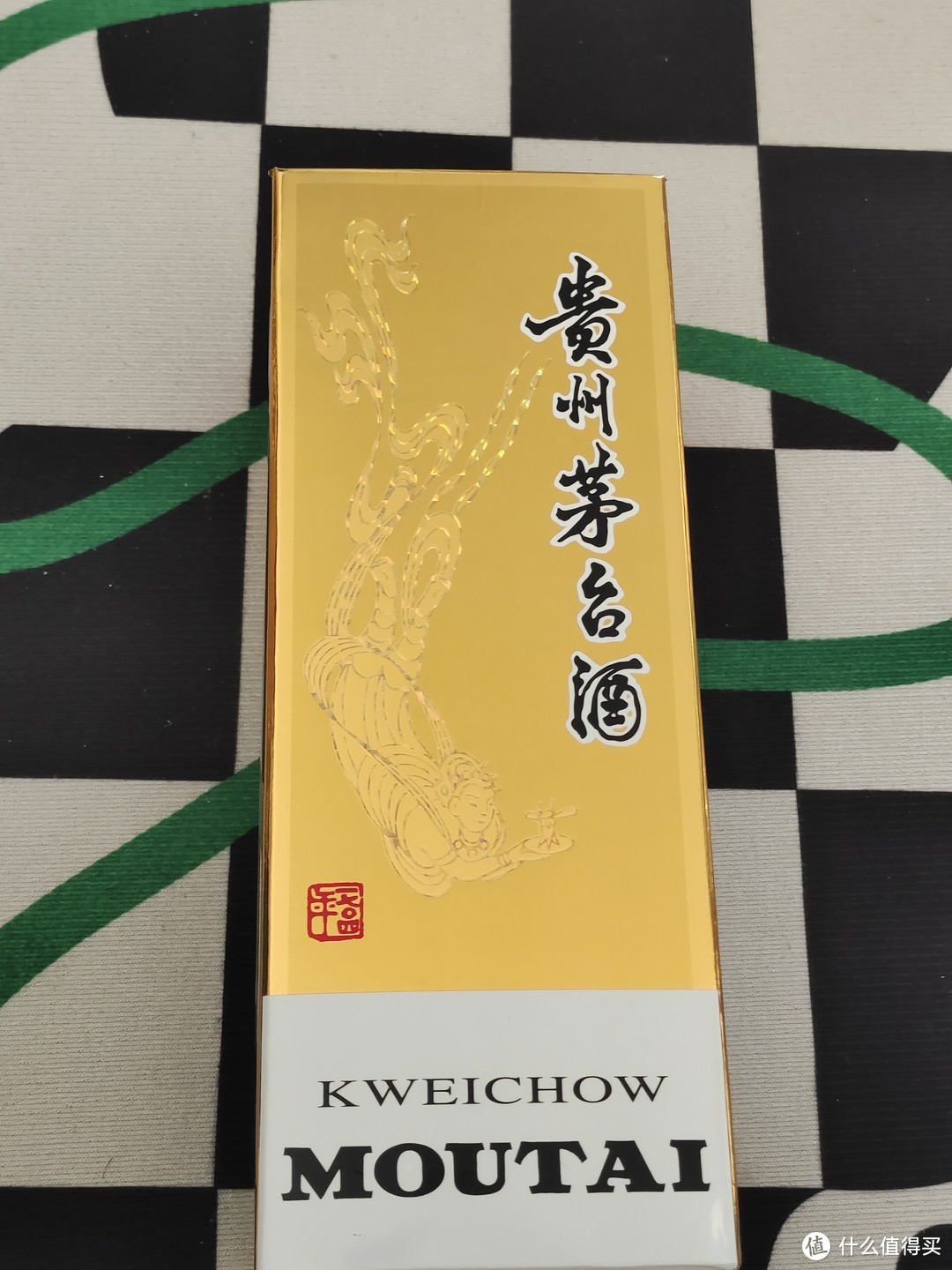 日威和飞天茅台酒,适合过年与家人共同享用。