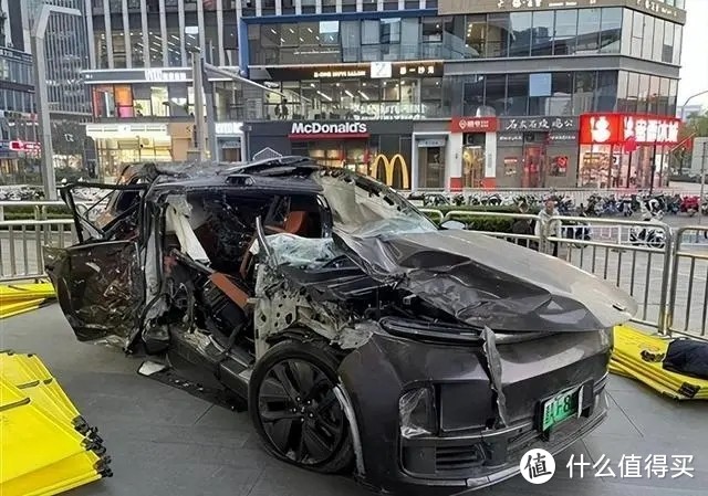 理想L7追尾卡车AB柱全断！理想汽车：碰撞前3秒车速178km/h