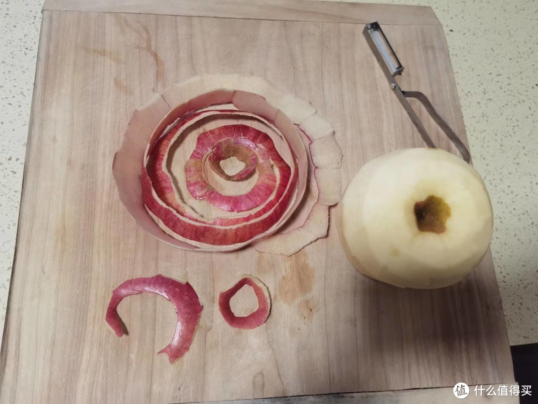 第一个苹果，皮削断了，意外