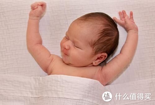 宝宝到底梦见什么了，总举高双手“投降”，原因太暖妈妈的心