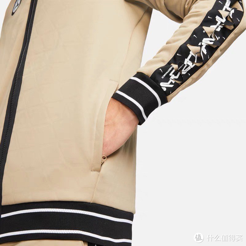 Nike X ACRONYM®男子加绒夹克：田径灵感与实用主义的完美结合