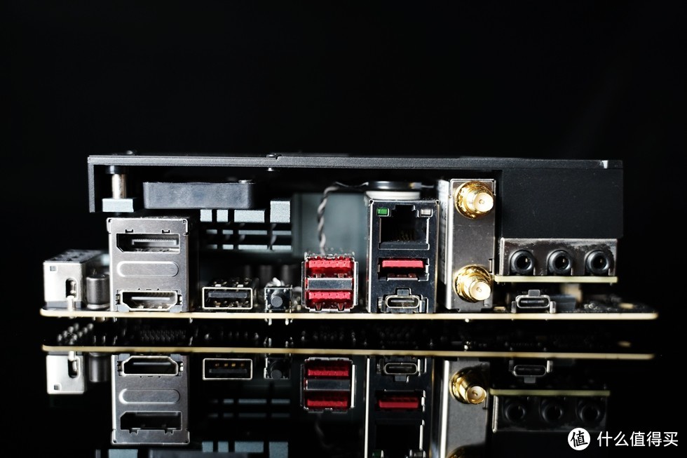 背部IO接口属于够用的水准，四个Type-A，一个Type-C，还有一个音频Type-C接口 显示接口有一个HDMI 2.1和一个DP1.4