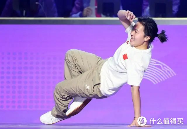 10月7日，刘清漪在杭州亚运会霹雳舞女子组金牌赛中夺冠。王楷焱 摄　　
