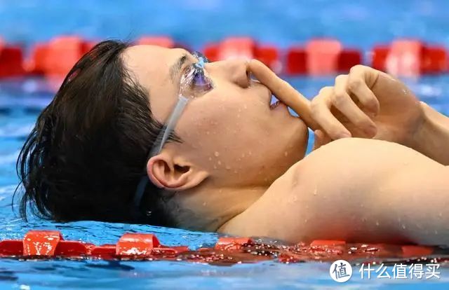 7月24日，覃海洋在2023年世界游泳锦标赛男子100米蛙泳决赛夺冠