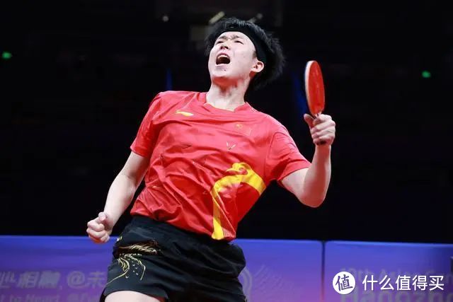 9月26日，王楚钦在杭州亚运会乒乓球男子团体决赛夺冠。刘续 摄