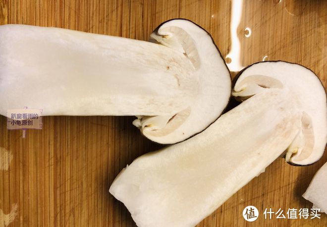 这种蘑菇很像松茸，但价格便宜又有营养，只需简单一做，鲜味即来