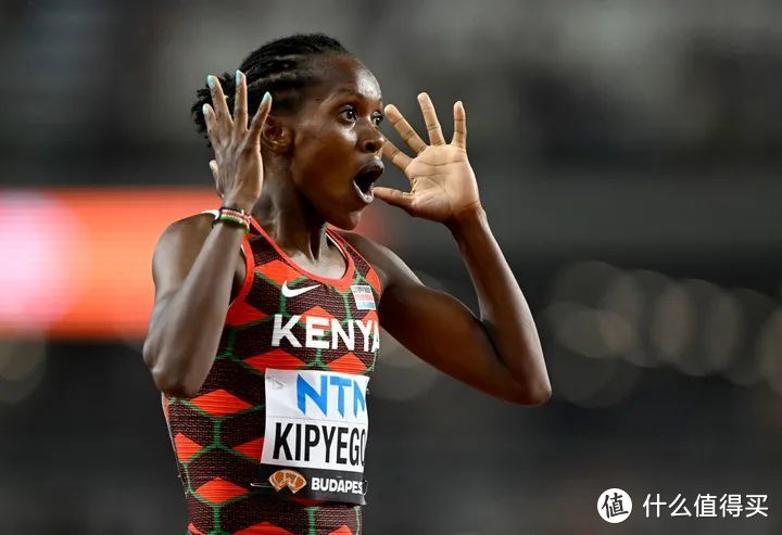 8月22日，费丝·基普页真在2023世界田径锦标赛女子1500米决赛夺冠。宋彦桦 摄