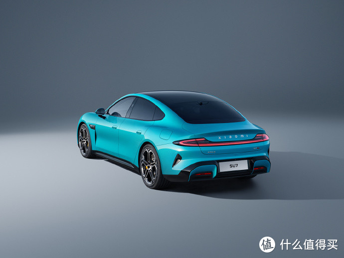 小米汽车SU7官方实拍照公布，该款配色命名为“海湾蓝”，采用溜背式造型设计