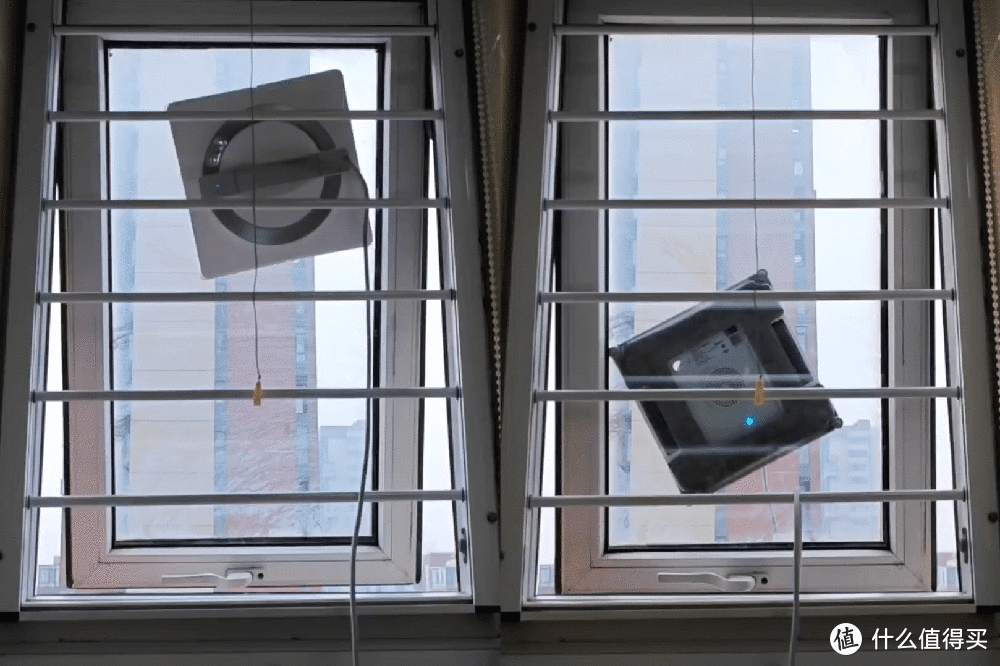自带基站的擦窗机器人你见过么？轻松擦亮家中的每一面玻璃！科沃斯窗宝W2 PRO助力年终大扫除！