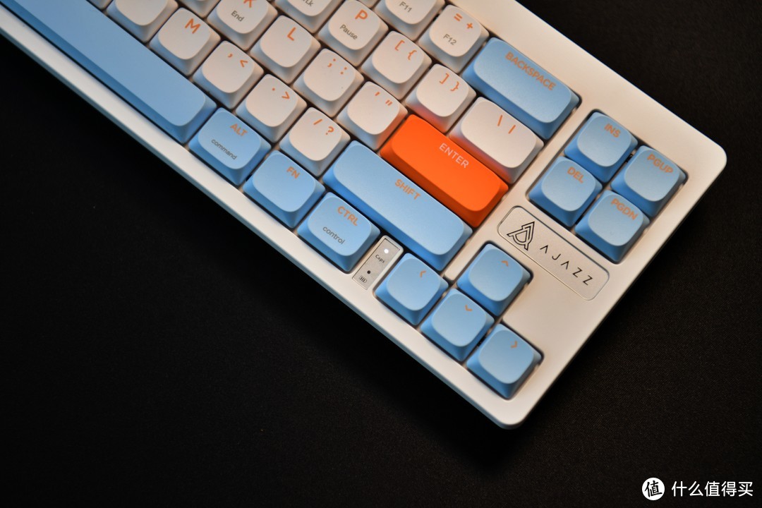 颜值与实力并存：黑爵双模机械键盘AKL680