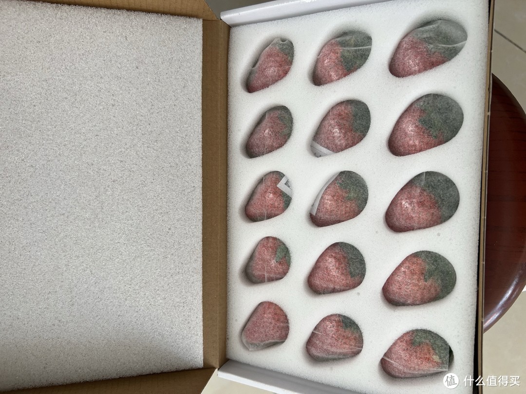 ￼￼京鲜生 丹东99红颜奶油草莓 900g装 新鲜水果礼盒￼￼