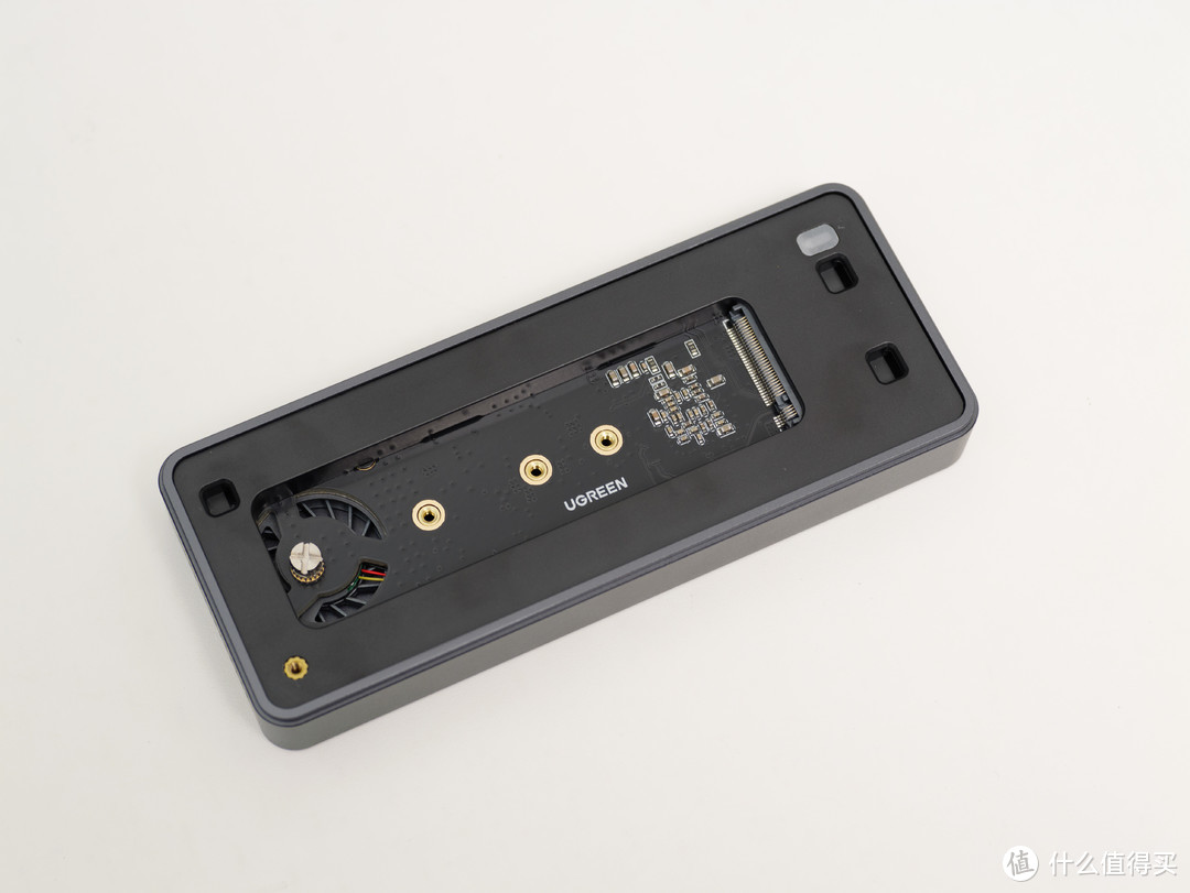 涡轮散热+纯铝外壳+40Gbps：找不到短板的绿联USB4固态硬盘盒