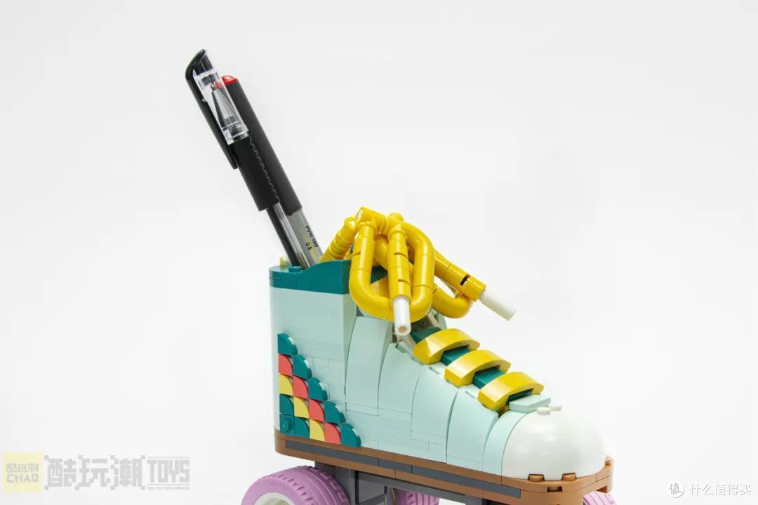 乐高0331148 复古轮滑鞋套装包括三种形态:复古轮滑鞋,录音机和滑板