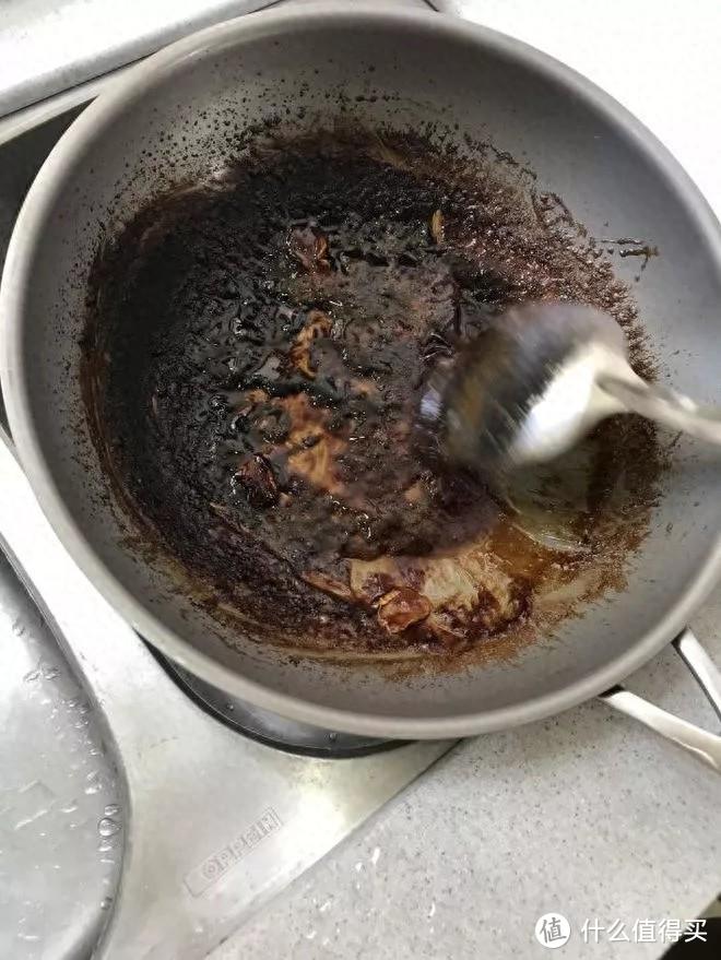 刚炒完菜的锅，不要立刻用水冲洗，了解正确方法后，涨知识了！