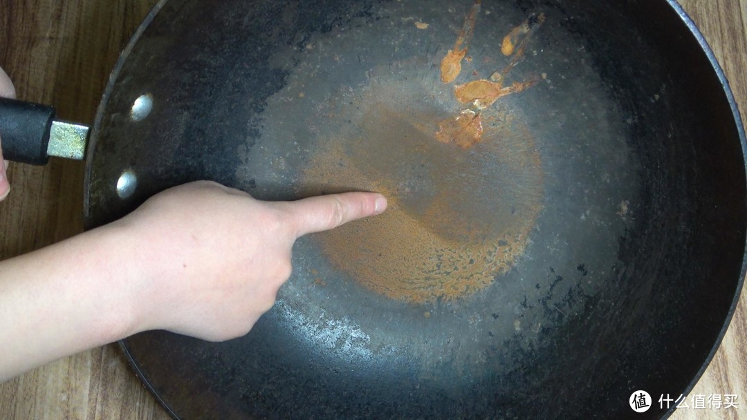 刚炒完菜的锅，不要立刻用水冲洗，了解正确方法后，涨知识了！