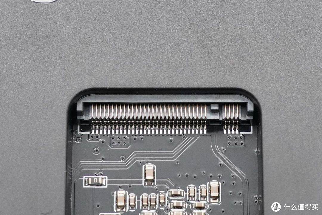 轻奢金属机身，40Gbps 冷静运行，绿联 USB4 M.2 固态硬盘盒评测