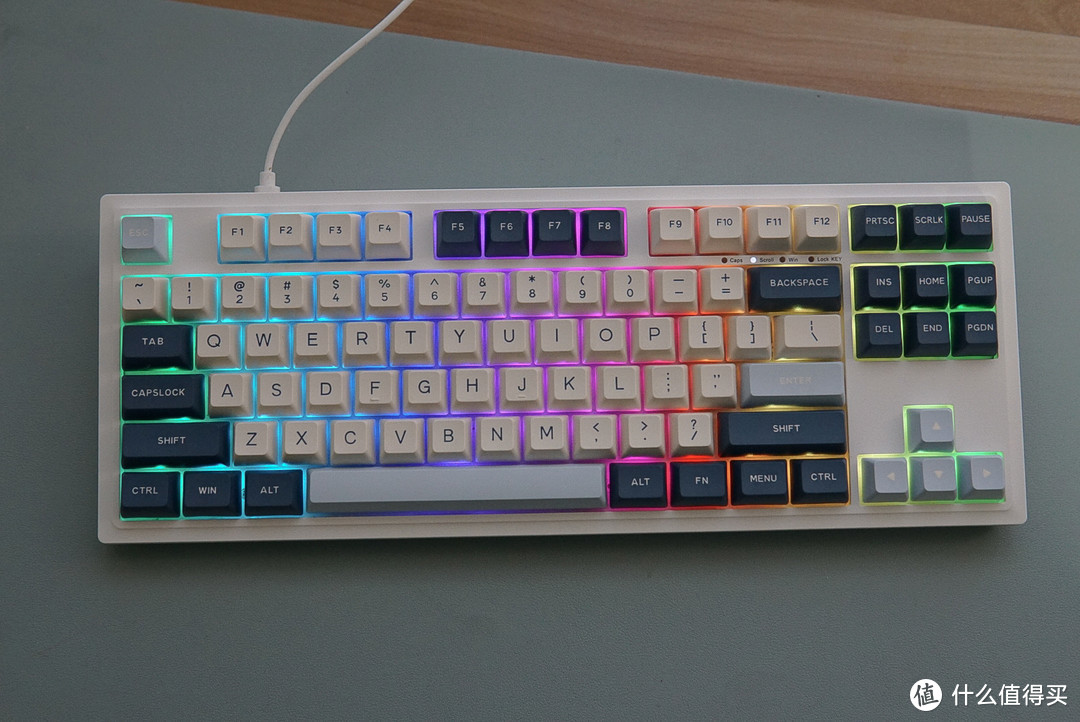 爽到我了，从没用过手感这么舒服的机械键盘，杜伽K100太好用了