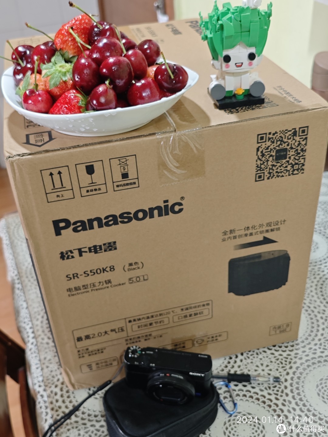 箱子角落里是 黑卡的相机，也是日本带回的，只是为了对比体积
