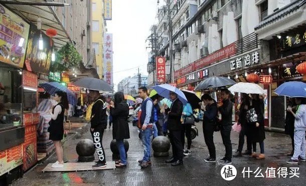 武汉著名小吃街，全长仅150米的老巷子，被誉“汉味小吃第一巷”