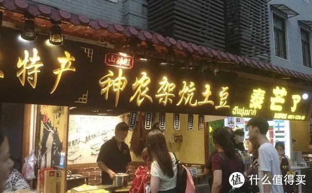 武汉著名小吃街，全长仅150米的老巷子，被誉“汉味小吃第一巷”