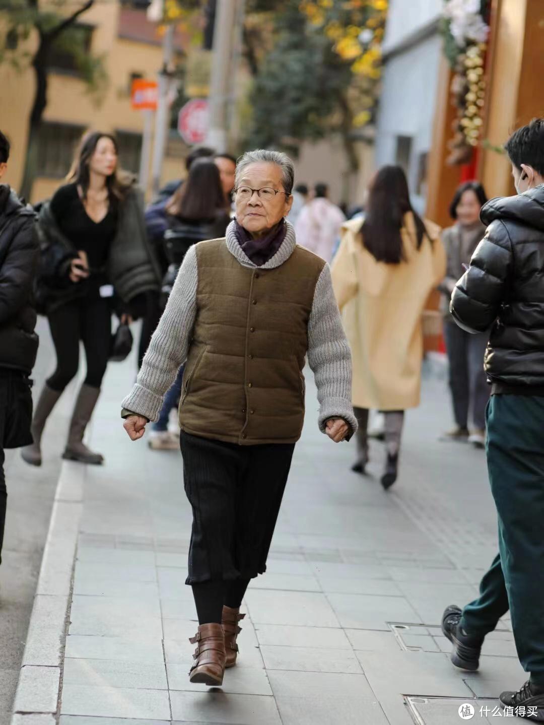 这些上海奶奶太会穿，基础款穿出“有钱人”的感觉，突然不怕老了