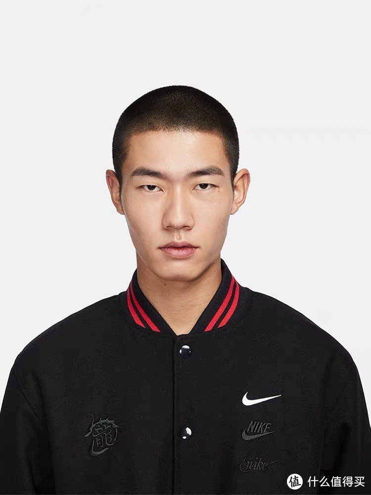 NIKE SPORTSWEAR "CNY" 男子运动夹克：新年的时尚守护者