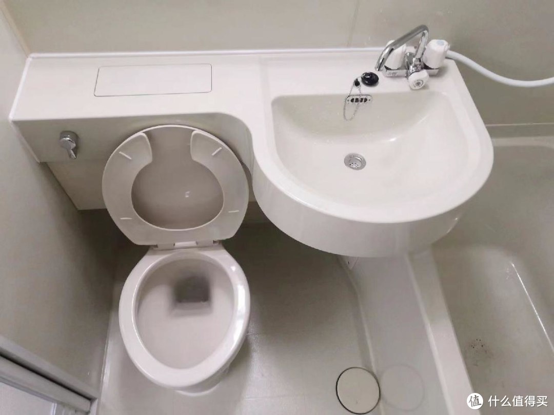 为什么越来越多人卫生间不贴瓷砖？建议学日本人的做法，美观不漏水！