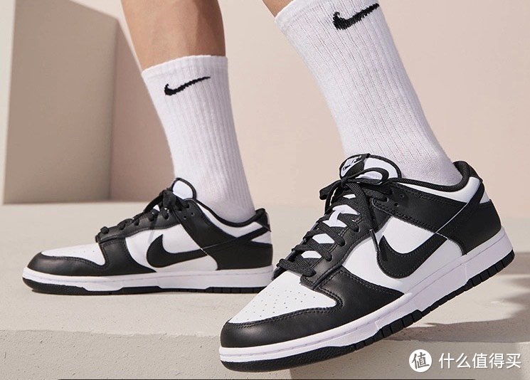 重燃经典，黑白熊猫再塑时尚标杆——Nike Dunk Low Retro男子运动鞋赏析