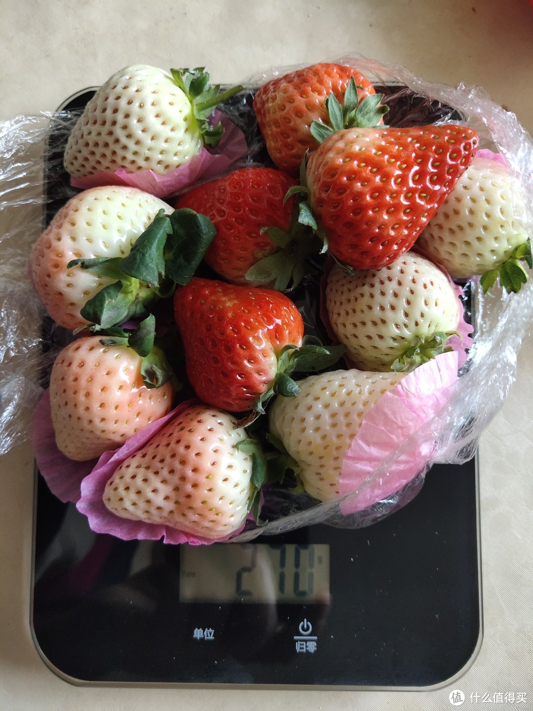 红白粉三色草莓