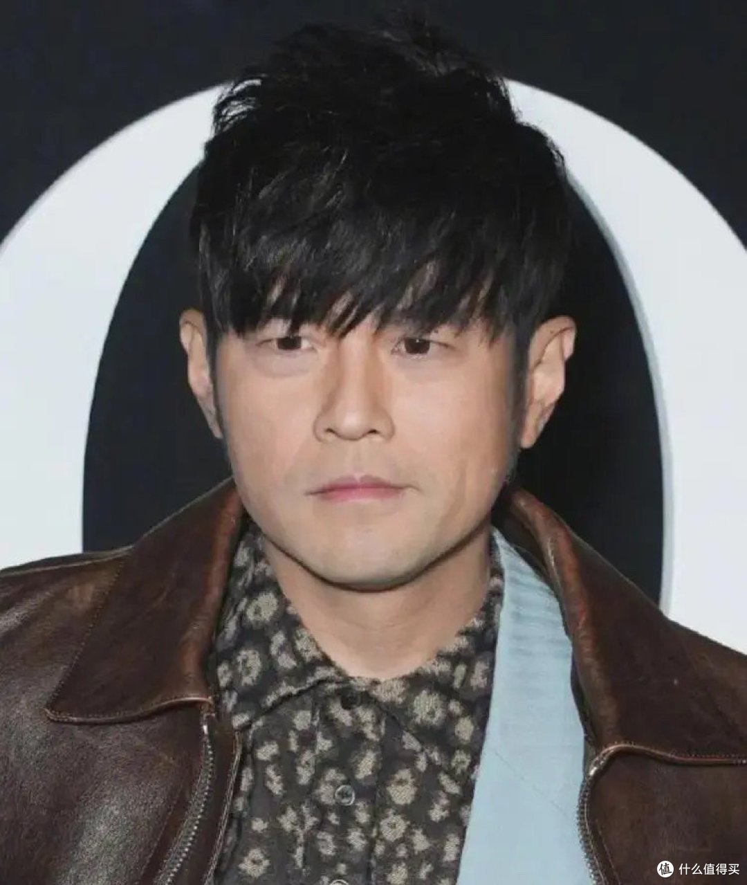 周杰伦法国看秀惹争议发福变胖脸肿成面包和昆凌同框很显老