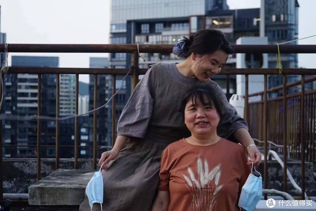 作者：张小满（左）与母亲春香（右）
