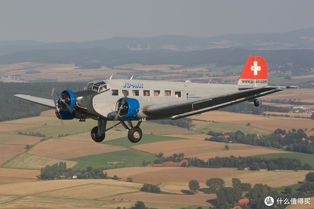 瑞士Ju Air 运营的Junker Ju52 客机的发动机机头涂装的宝马蓝，放大图片可清晰看到宝马的logo