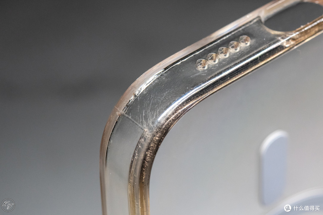 发黄和划痕，透明手机壳是个消耗品