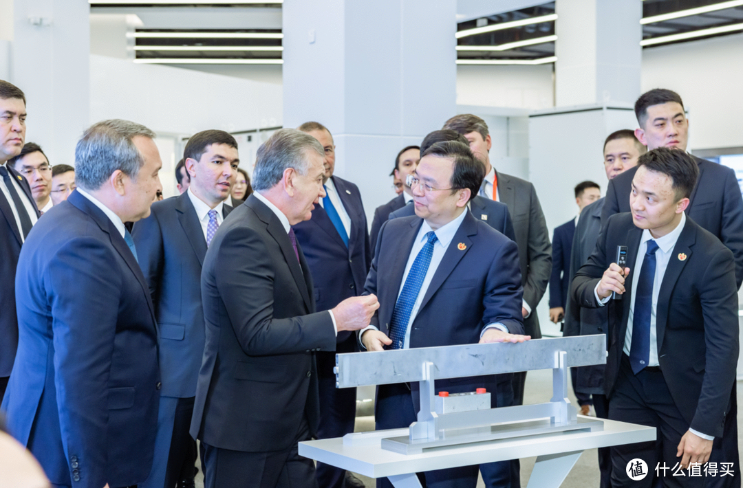 乌兹别克斯坦总统对比亚迪赞不绝口，究竟哪些黑科技征服了他？