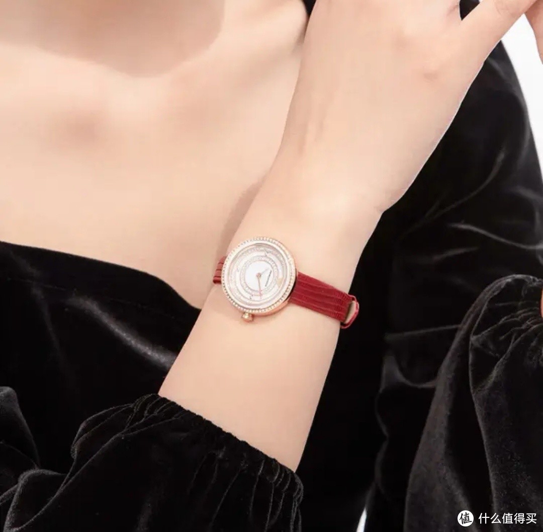 火红元素，年味十足——安普里奥阿玛尼女士手表的时尚韵味