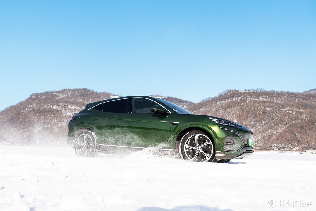 比亚迪新能源汽车：驰骋冰面，尽显科技魅力！
