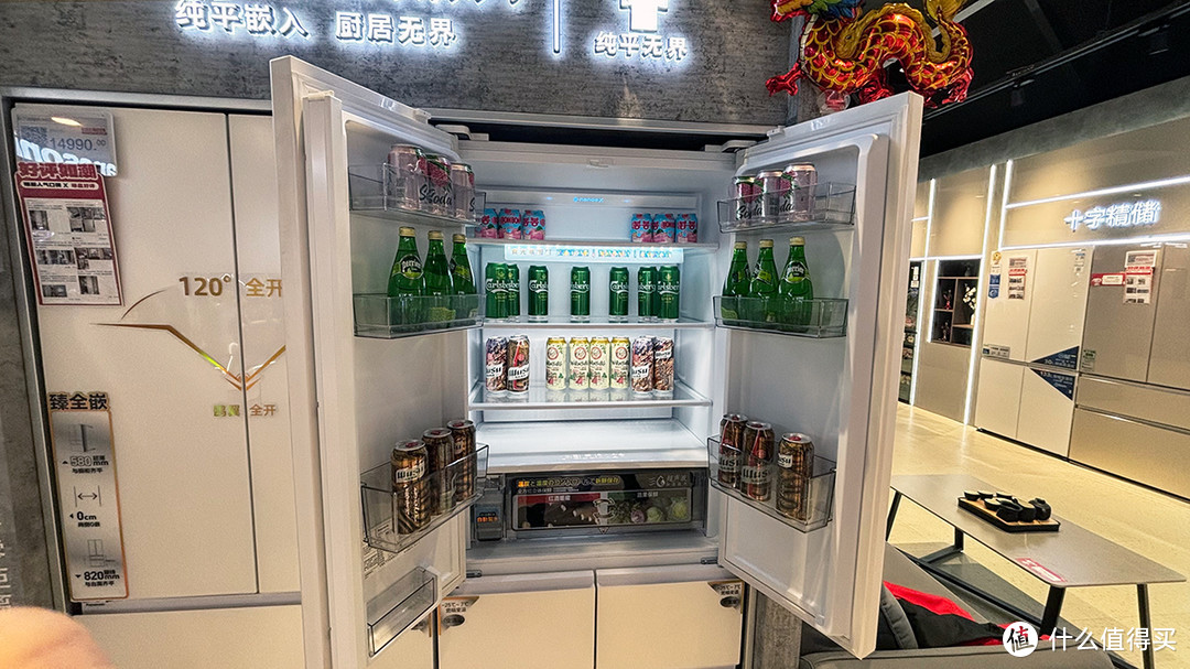 现在嵌入式冰箱已经越来越多，逛京东Mall一半都是嵌入式了，而且价格很便宜