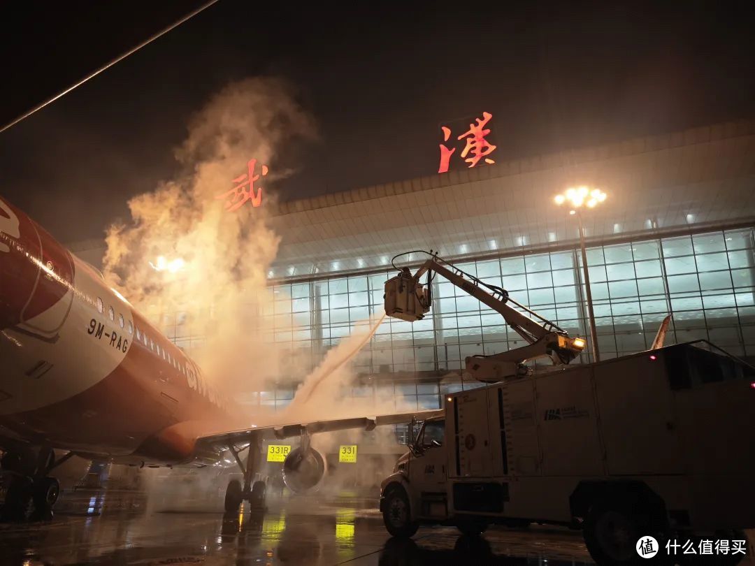 暴雪冻雨叠加！武汉天河机场双跑道关闭 多地航班、高铁取消