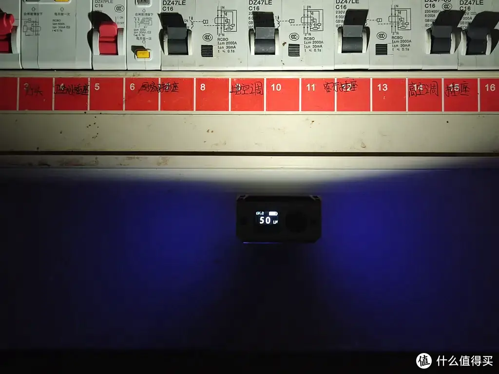红白双光源+OLED屏幕+180°旋转头：务本X3便携EDC灯上手体验