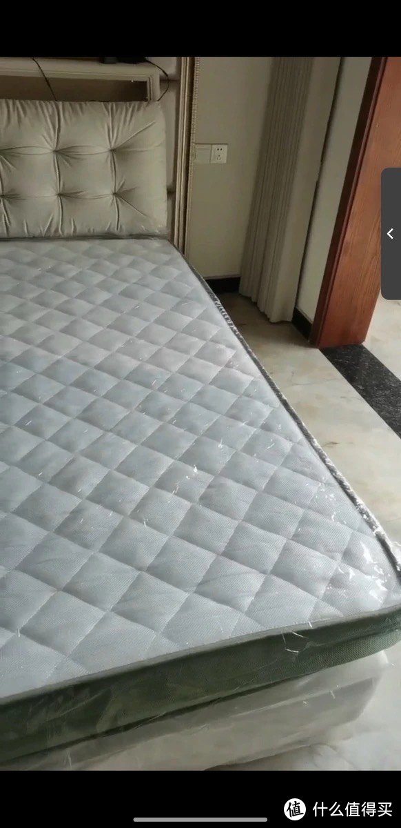 席梦思弹簧床垫是一种备受人们喜爱的家具，它为人们提供了舒适的睡眠体验