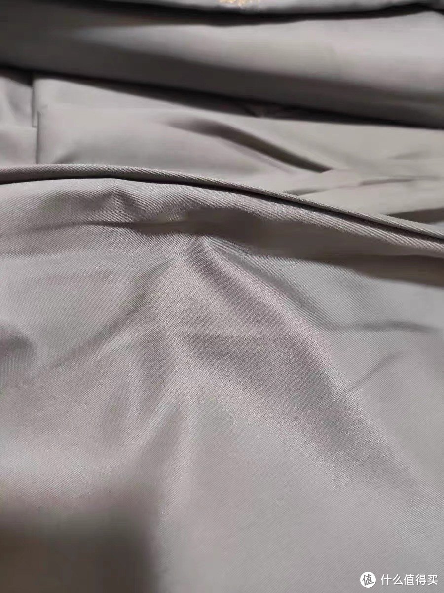 水洗真丝四件套是一种高品质的床上用品，具有舒适、柔软、耐久等特点