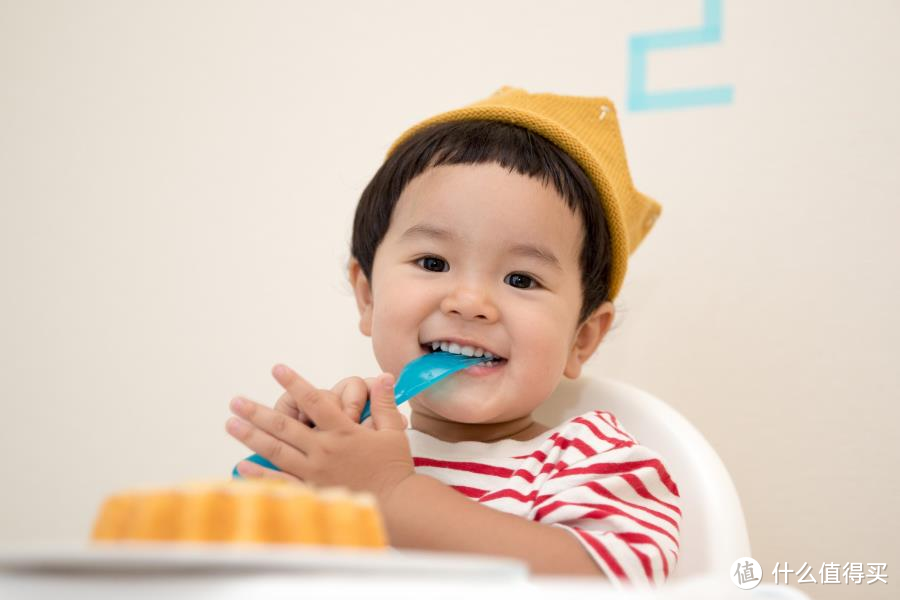 宝宝什么时候可以吃大人饭？除了年龄外，这些因素也很重要