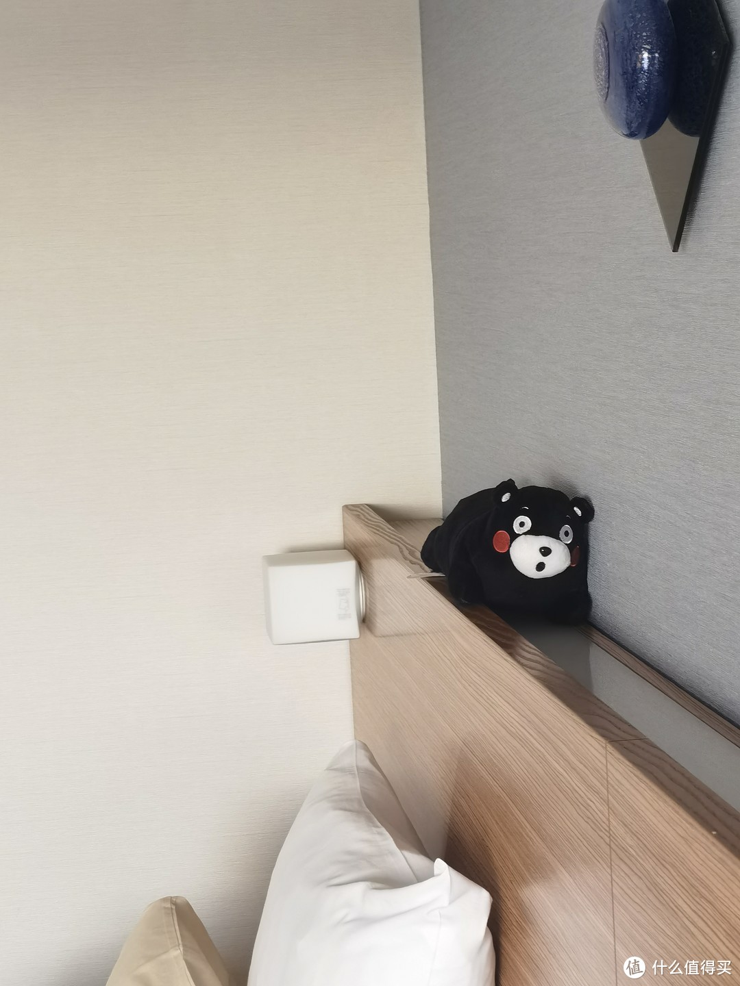 床的上面也放着一只在爬着的熊本熊小公仔